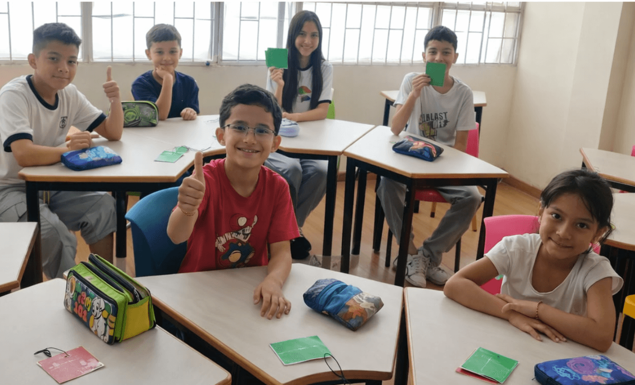 Niños aprendiendo junto a su docente